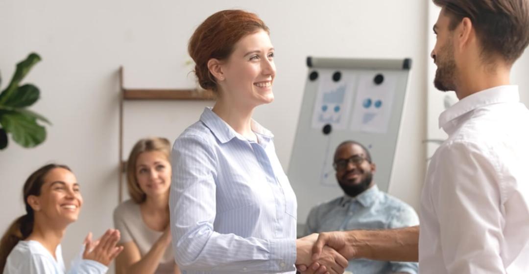 Deelnemers tijdens een interactieve financiële seminarsessie van Observetech Monitor